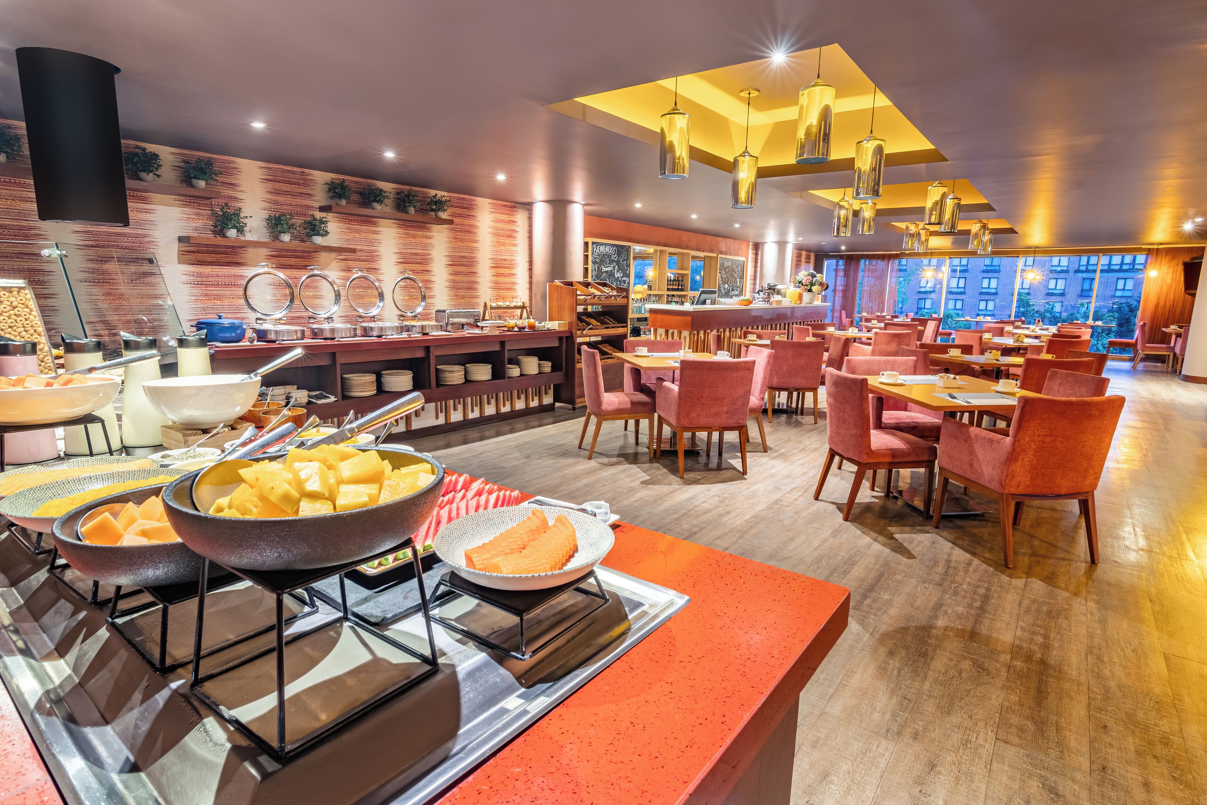 朝食 (ビュッフェ)、毎日提供 (無料)