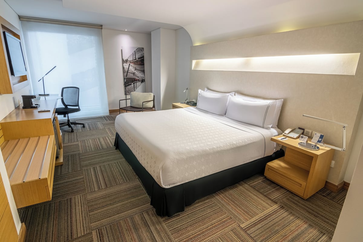 1 bedroom, premium bedding, in-room safe, desk