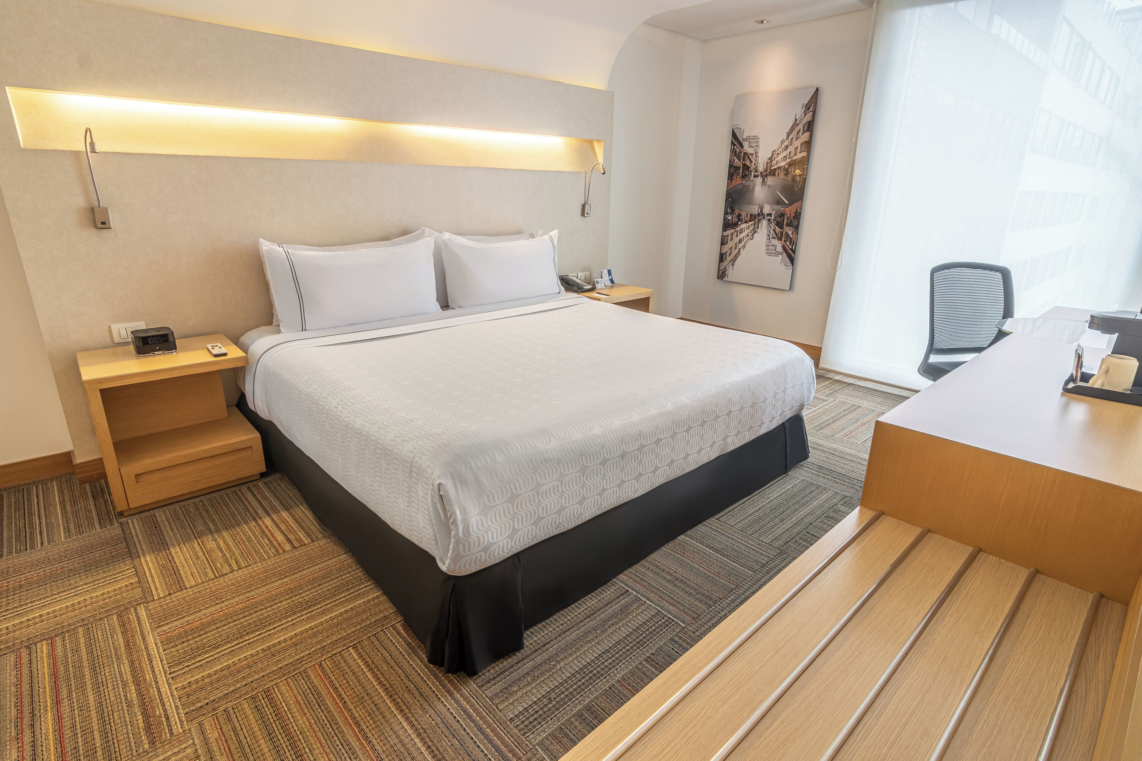 Sängtillbehör av högsta kvalitet och värdeförvaringsskåp på rummet