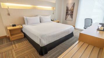 SÀngtillbehör av högsta kvalitet och vÀrdeförvaringsskÄp pÄ rummet