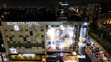 Hotel Sonesta com um grande painel publicitário de um cassino.