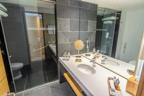 Superior Room, 1 King Bed | Premium bedding, in-room safe, desk, blackout curtains - Sonesta Hotel Bogota (Bogotá)
