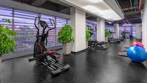 A gym with treadmills, stationary bikes, and exercise balls. - Sonesta Hotel Bogota (Bogotá)