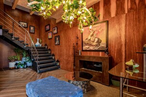 Breakfast, lunch and dinner served