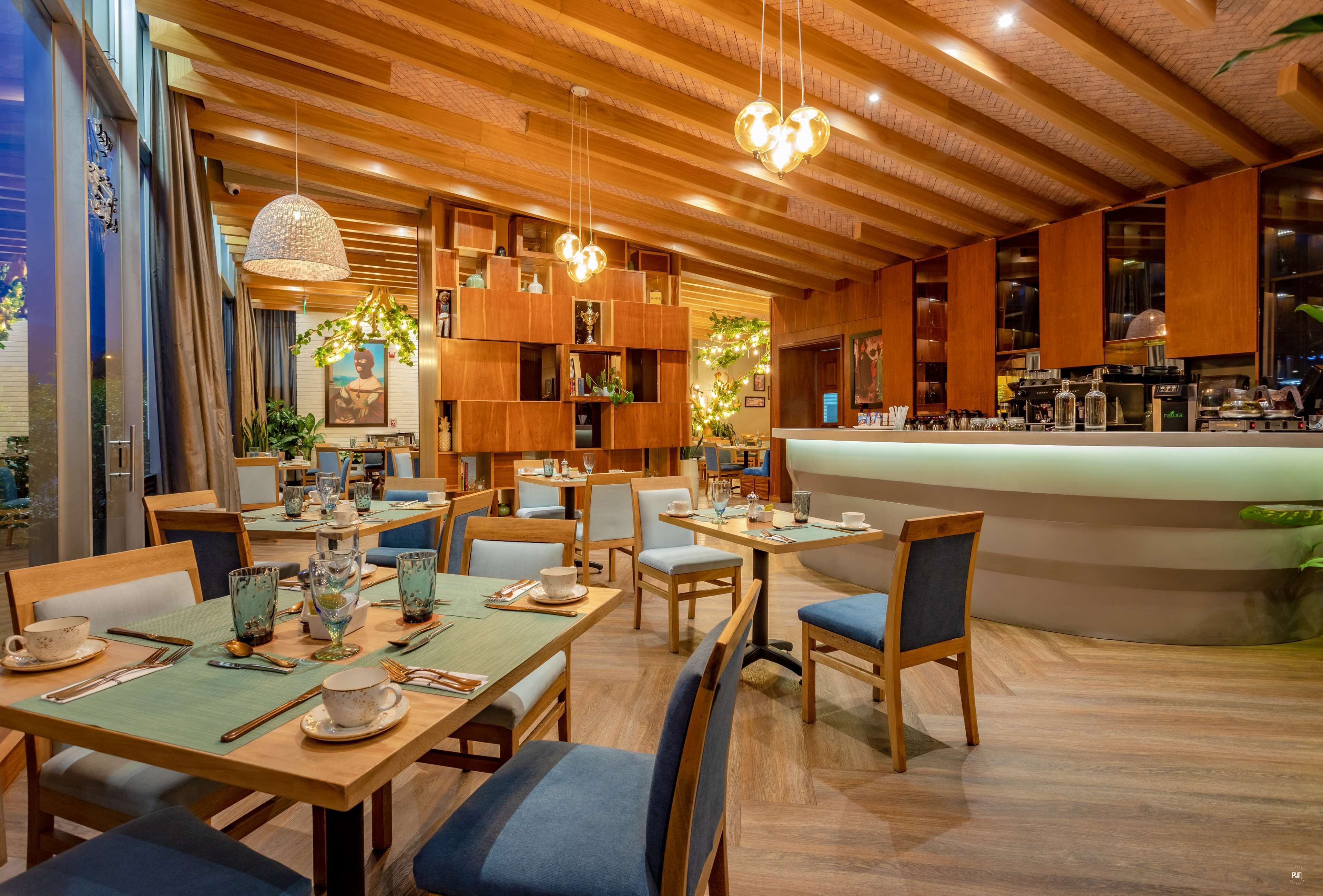 breakfast, lunch and dinner served