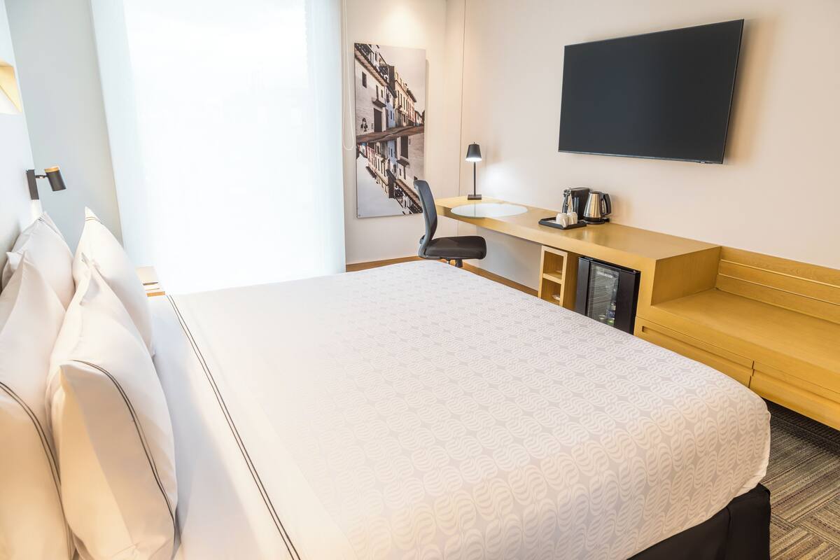 ห้องจูเนียร์สวีท, เตียงคิงไซส์ 1 เตียง | เครื่องนอนระดับพรีเมียม, ตู้นิรภัยในห้องพัก, โต๊ะทำ งาน, ผ้าม่านกันแสง