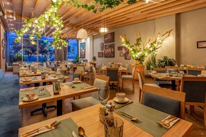 Petit déjeuner, déjeuner et dîner servis sur place