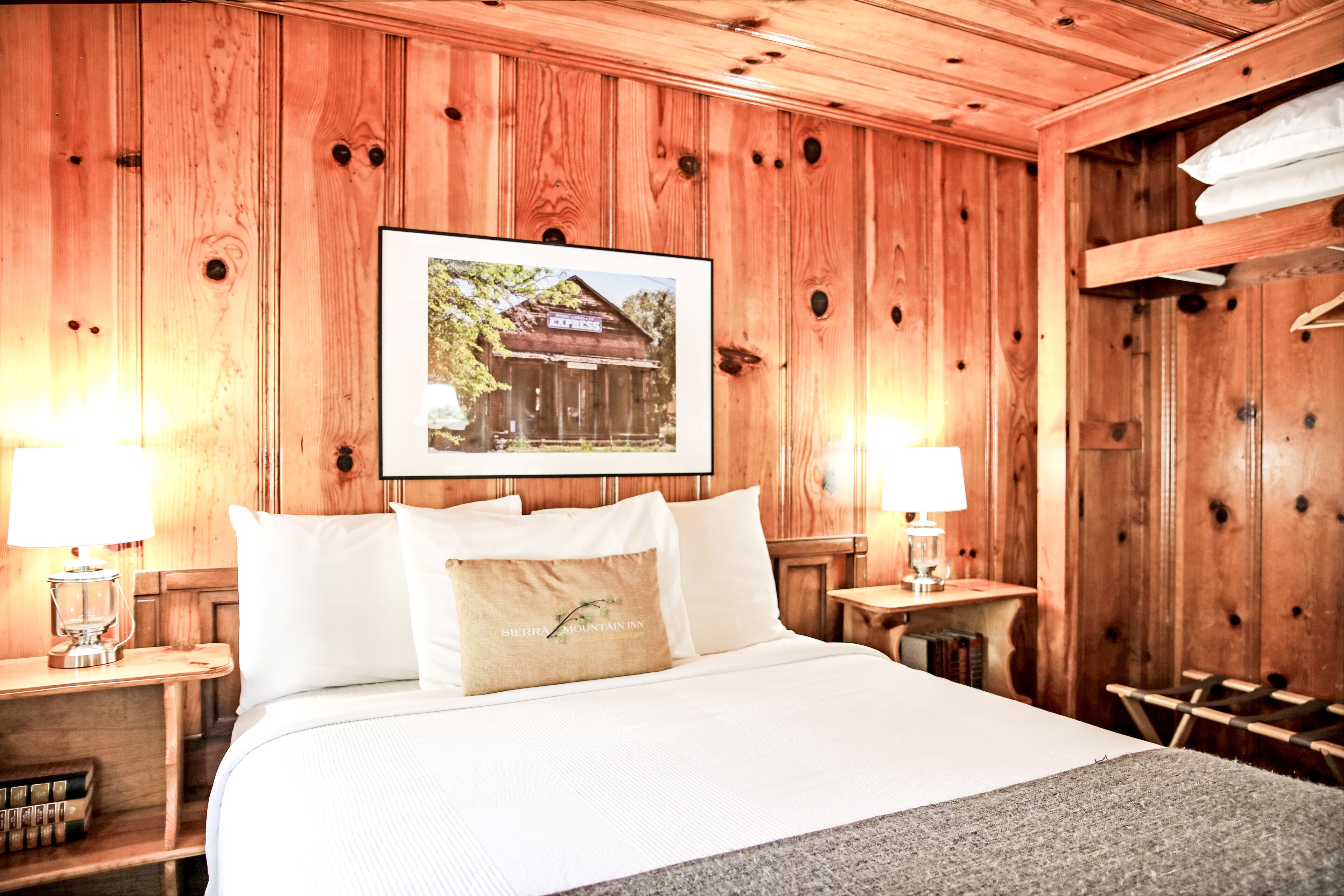 deluxe suite, 1 queen bed, kitchenette | 1 bedroom, premium bedding, pillow-top beds, individually decorated