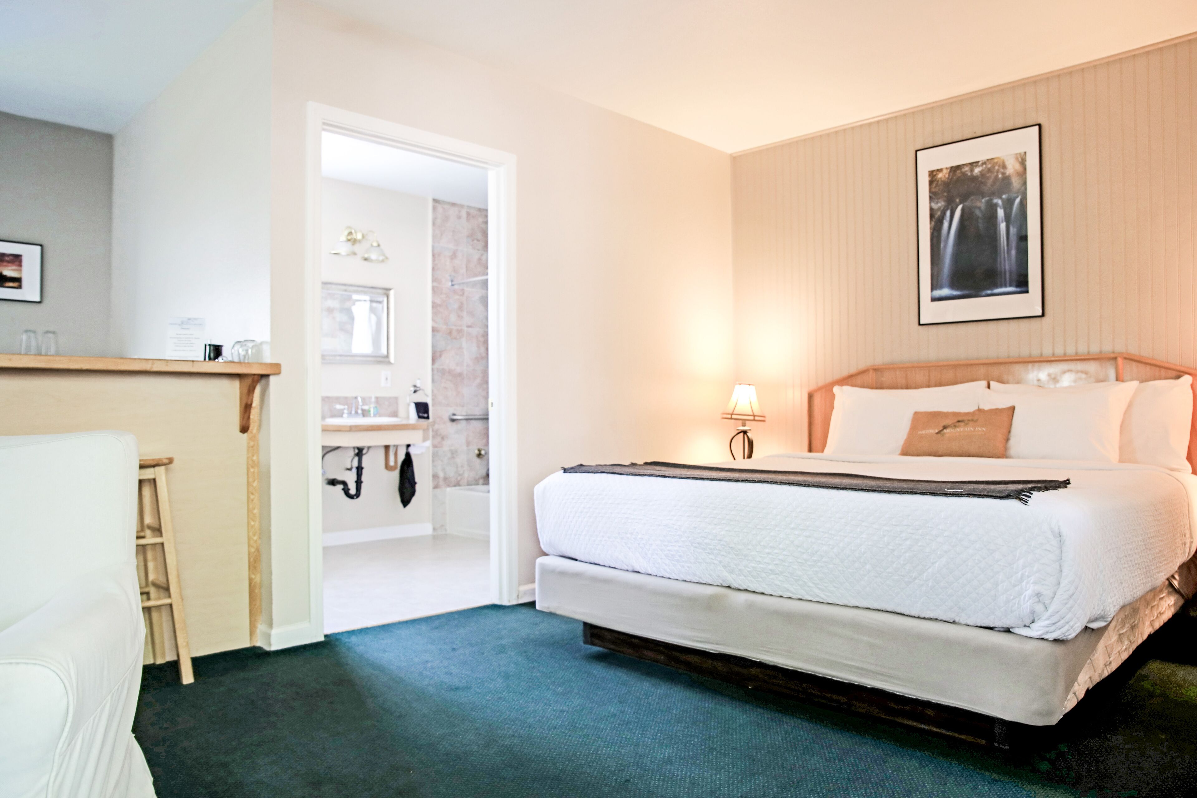 deluxe suite, 1 king bed, kitchenette | 1 bedroom, premium bedding, pillow-top beds, individually decorated