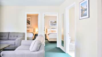 Fjölskyldusvíta - 2 svefnherbergi - eldhúskrókur (Pet Friendly) | Stofa | 50-tommu flatskjársjónvarp með stafrænum rásum, sjónvarp.