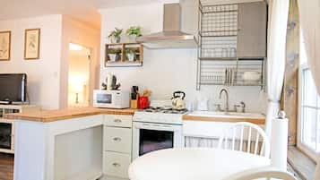 Cottage, 1 Bedroom, Kitchen, Garden Area (Pet Friendly) | Private kitchen | Fridge, microwave, coffee/tea maker