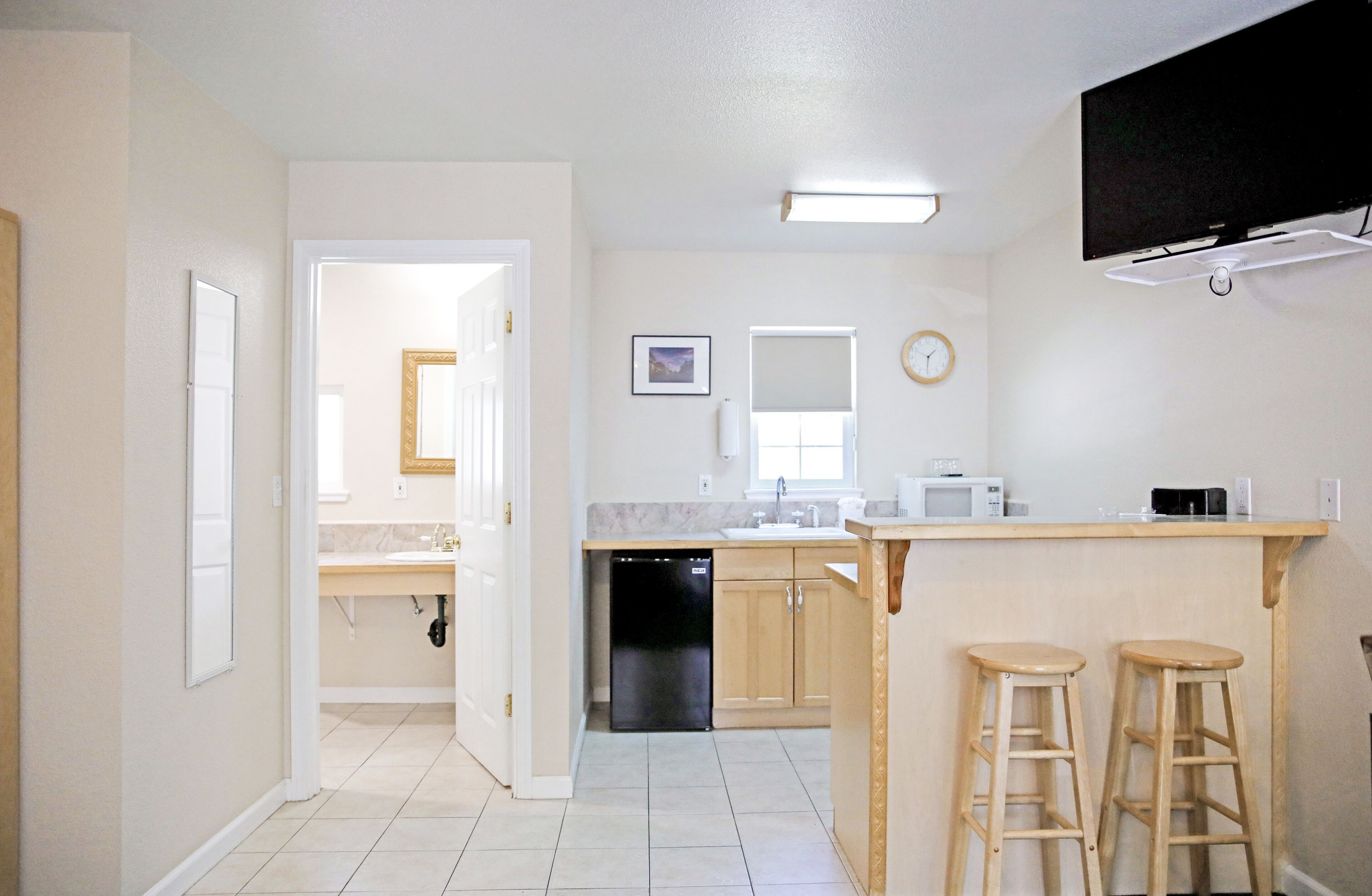 deluxe suite, 2 bedrooms, kitchenette | private kitchenette | mini-fridge, microwave, coffee/tea maker, electric kettle