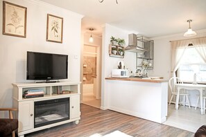 Casa de campo, 1 habitación, cocina, en el área del jardín (Pet Friendly) | Área de sala de estar | Televisión de pantalla plana de 50 pulgadas con canales digitales