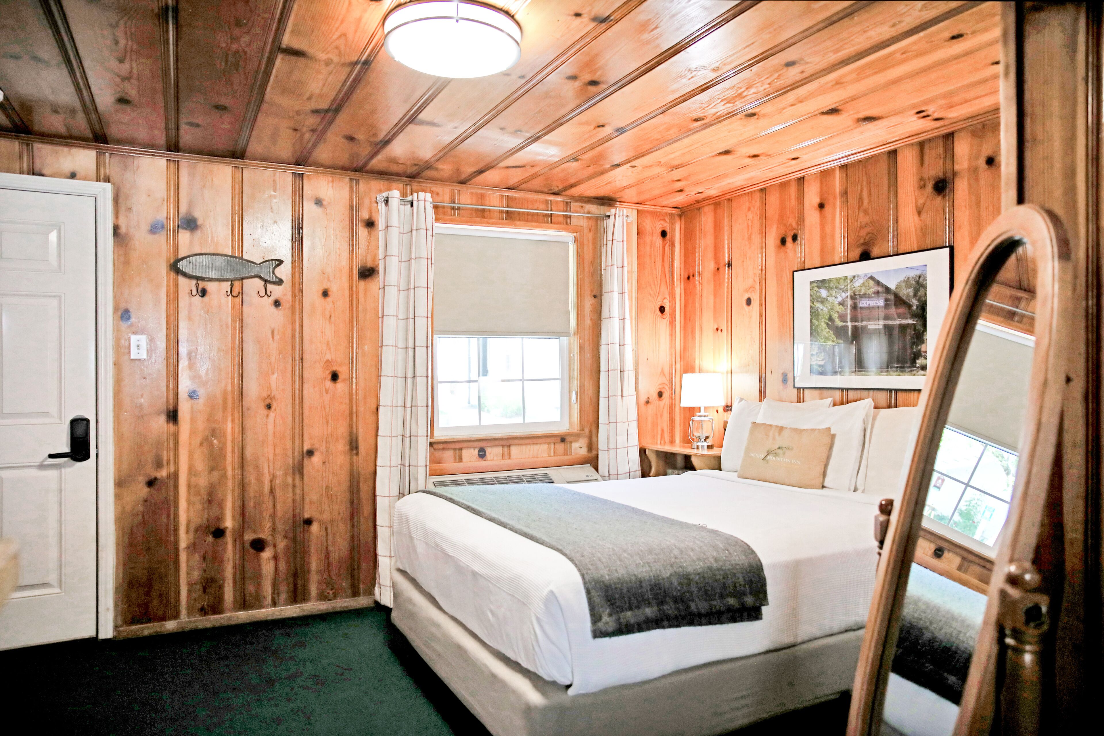 deluxe suite, 1 queen bed, kitchenette | 1 bedroom, premium bedding, pillow-top beds, individually decorated