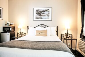 Standardzimmer, 1 Queen-Bett, Kühlschrank und Mikrowelle | 1 Schlafzimmer, hochwertige Bettwaren, Pillowtop-Betten