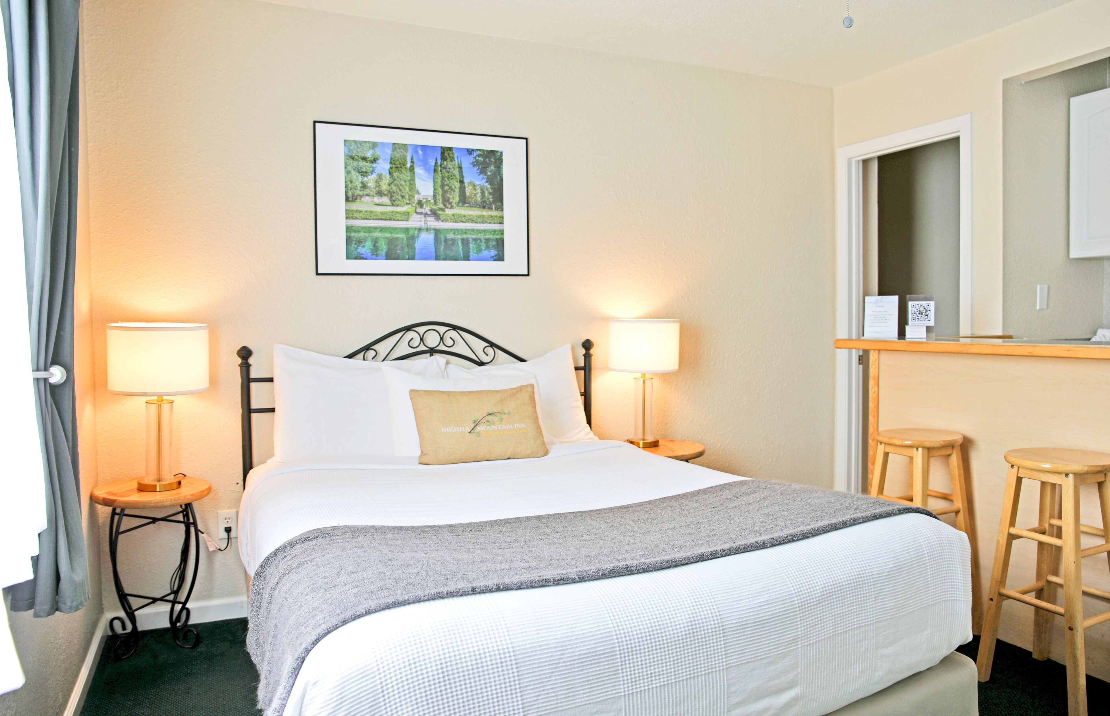 Deluxe Suite, 1 Queen Bed, Kitchenette (Pet Friendly) | Premium bedding, pillowtop beds, individually decorated