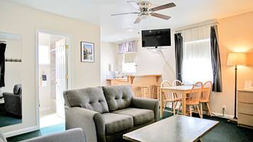 Familien-Suite, 2 Schlafzimmer, Kochnische (Pet Friendly) | Eigene Küche | Mini-Kühlschrank, Mikrowelle, Wasserkocher mit Kaffee-/Teezubehör