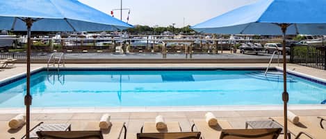 Una piscina techada, una piscina al aire libre
