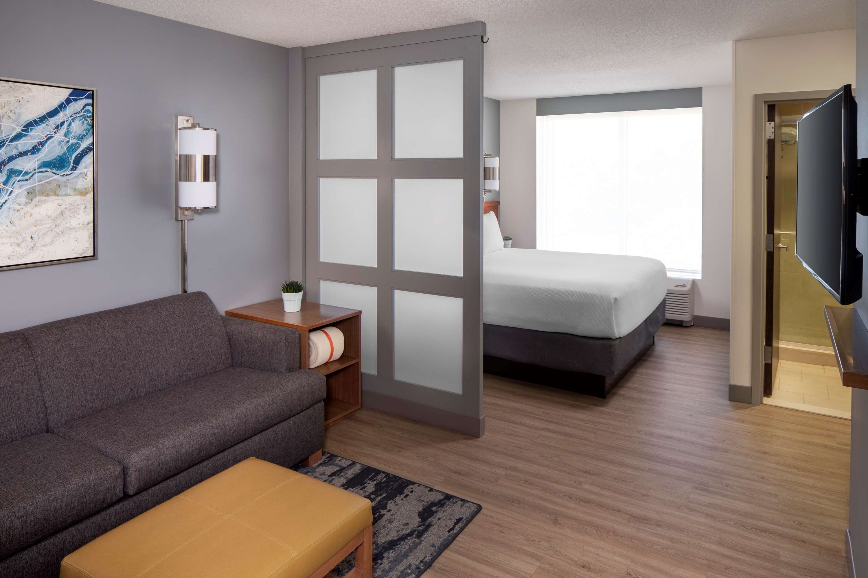 standard room, 1 king bed | 1 bedroom, premium bedding, in-room safe, desk