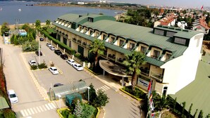 Un hôtel doté d’un toit végétalisé, d’un parking et offrant une vue sur la mer.