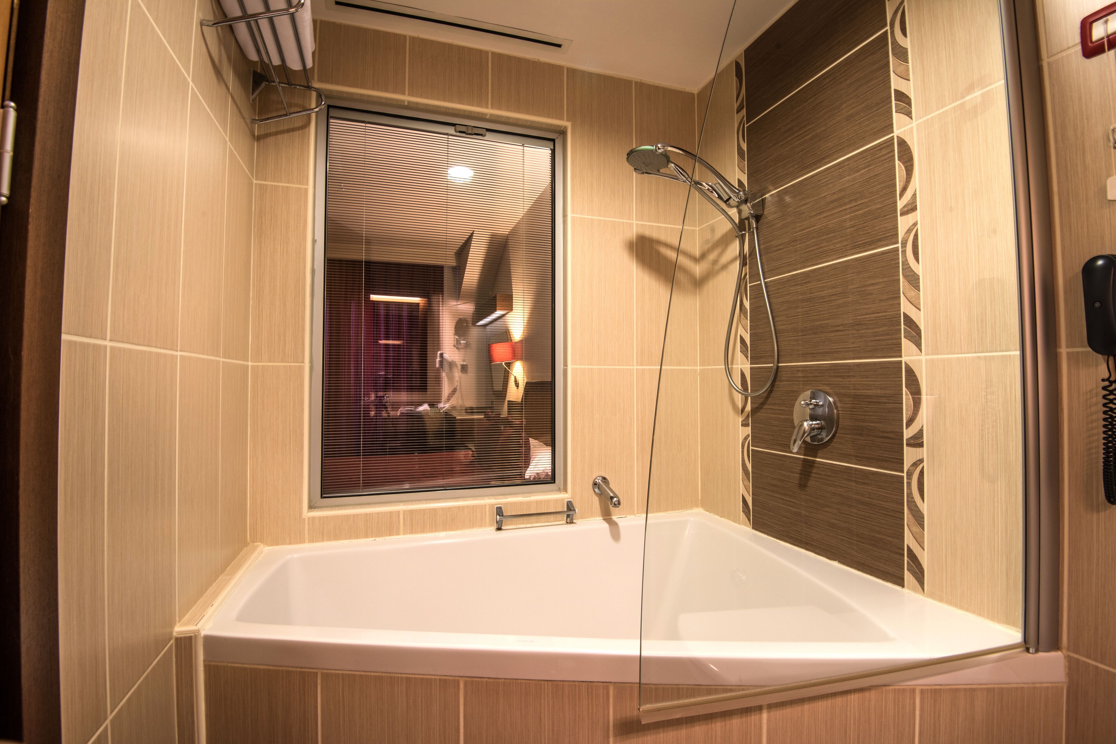 bathtub, deep-soaking bathtub, designer toiletries, hair dryer