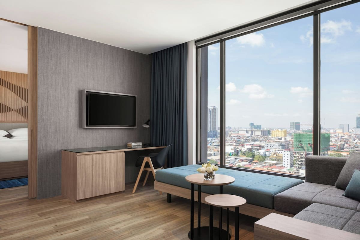 Executive Suite, 1 King Bed with Sofa bed, Non Smoking | Living area | Flat-screen TV