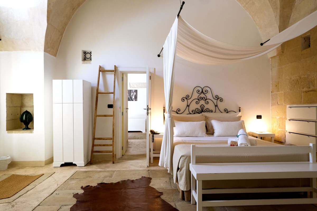 Premium bedding, down comforters, minibar, in-room safe