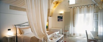 Habitación superior con 1 cama doble o 2 individuales | Ropa de cama de alta calidad, edredones de plumas, minibar y caja fuerte