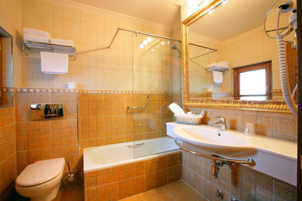 double room | bathroom