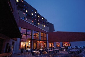 Front of property - evening/night - Hôtel Club MMV Les Bergers (Huez)