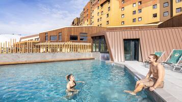 Piscine extérieure, chaises longues