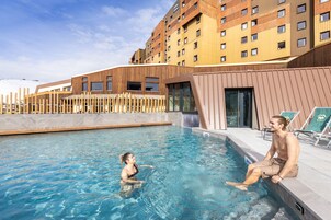 Piscina externa, espreguiçadeiras