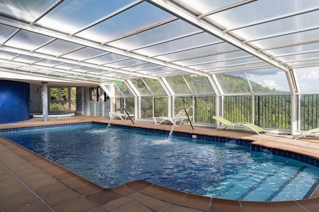 Indoor pool, open 11:00 AM to 8:00 PM, pool loungers. Residencial Turístico Vega-Sierra