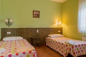 Bureau, chambres insonorisées, draps fournis