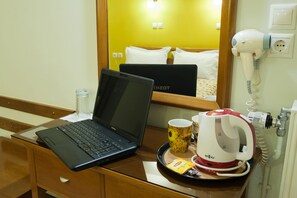 Triple Room | Peralatan tempat tidur premium, peti besi dalam bilik, meja 