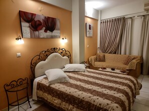 Peralatan tempat tidur premium, peti besi dalam bilik, meja 