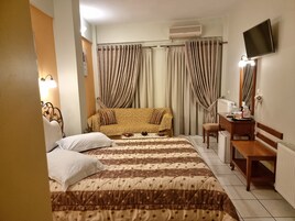 Ropa de cama de alta calidad y caja de seguridad en la habitación