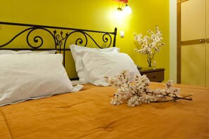 Double Room | Premium bedding, in-room safe, desk, blackout curtains - Pitho (Delphi)