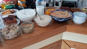 Una encimera de cocina con diversos alimentos y electrodomésticos.