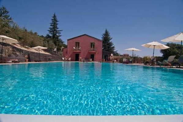 Piscine extérieure (ouverte en saison), parasols de plage