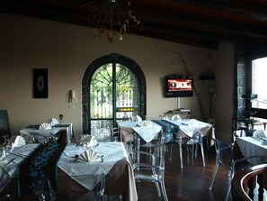 Daily continental breakfast (EUR 5 per person)