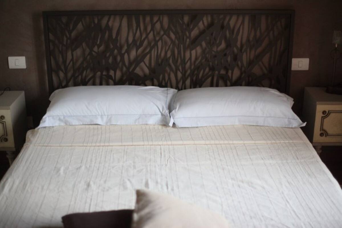 Habitación doble superior, 1 cama matrimonial, baño en la habitación | Ropa de cama
