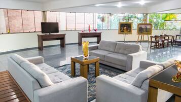 Área de estar no saguão