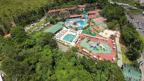 An aerial view of a resort with multiple swimming pools, a tennis court, and lush greenery. - Hotel Vilage Inn All Inclusive Poços de Caldas By Nacional Inn (Poços de Caldas)