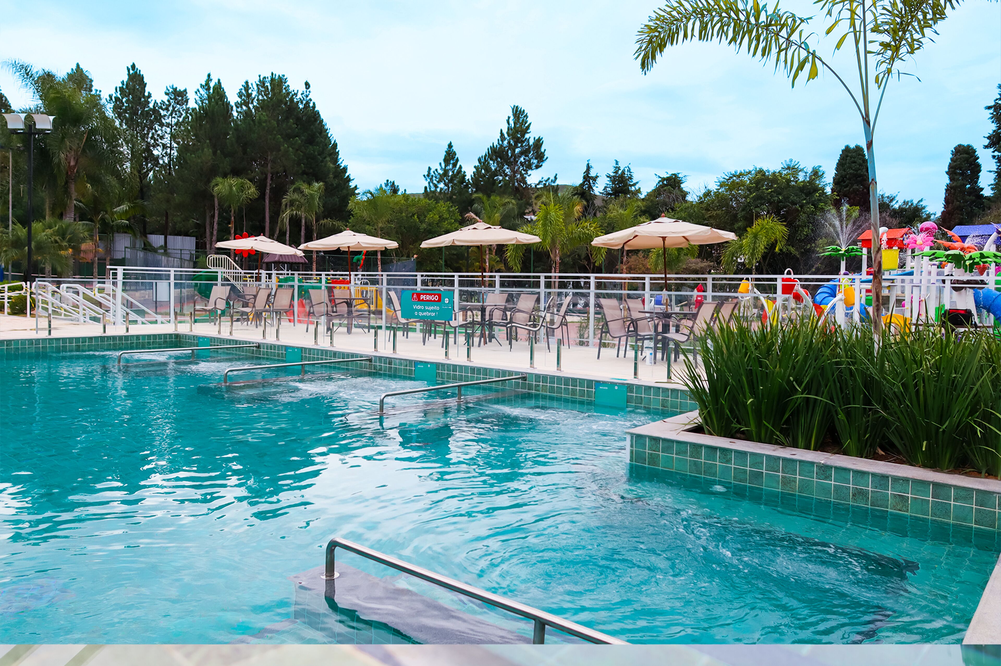 2 sisäuima-allasta, 5 ulkouima-allasta, aurinkovarjoja, aurinkotuoleja