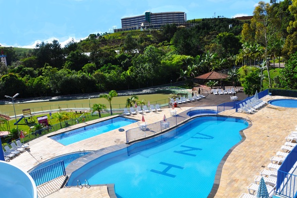 2 piscinas internas, 5 piscinas externas, guarda-sóis, espreguiçadeiras