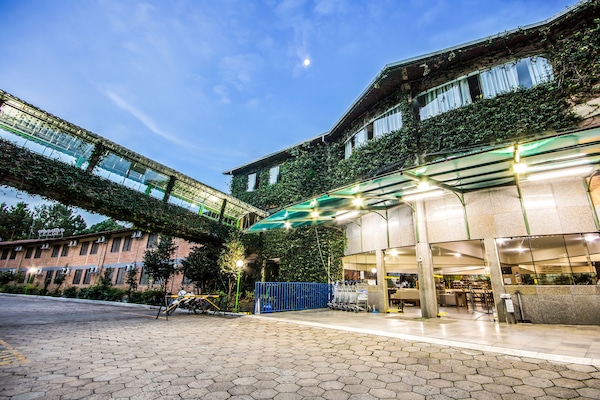 Fachada da propriedade à noite
