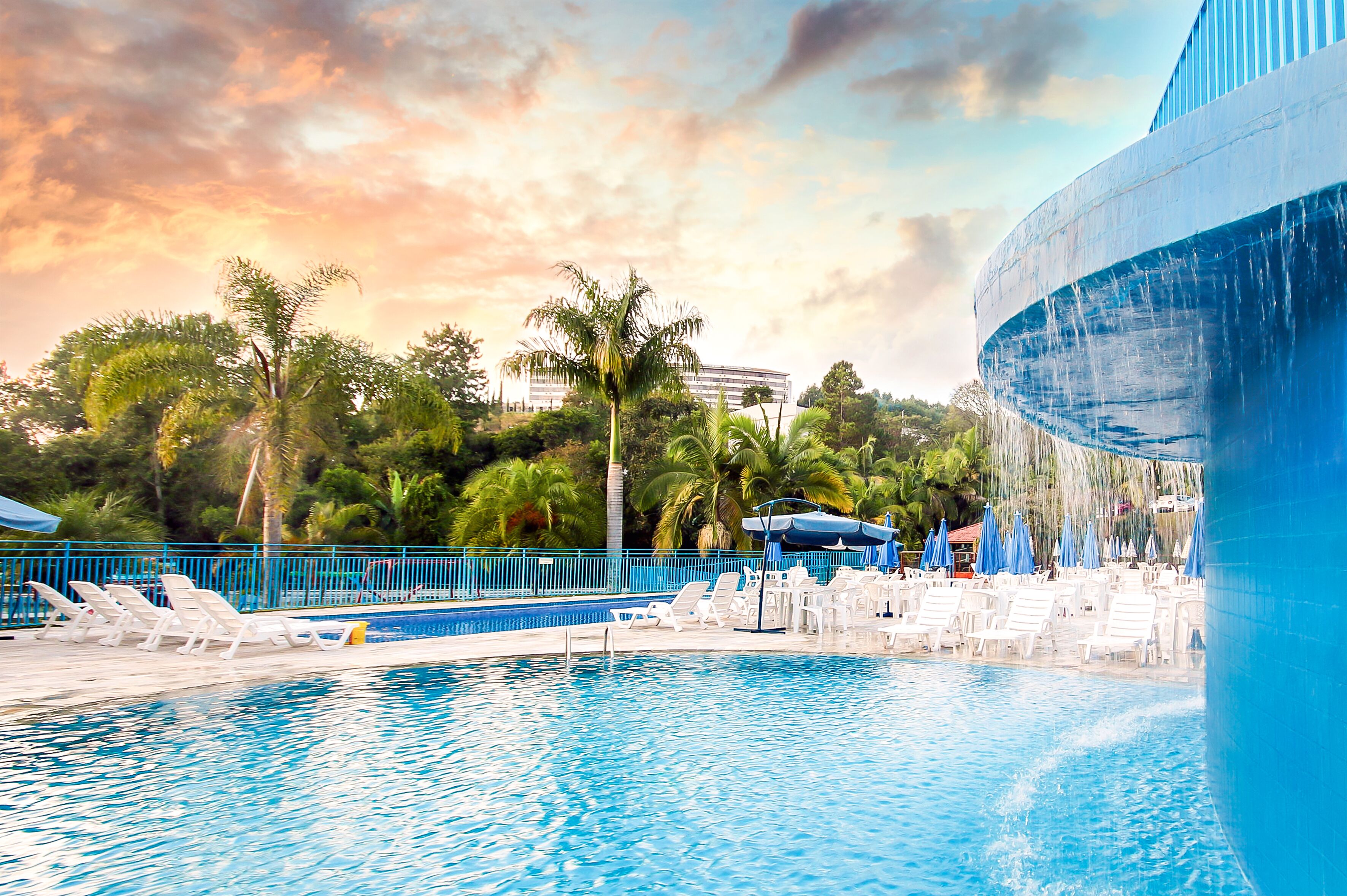 2 innilaugar, 5 útilaugar, sólhlífar, sólstólar