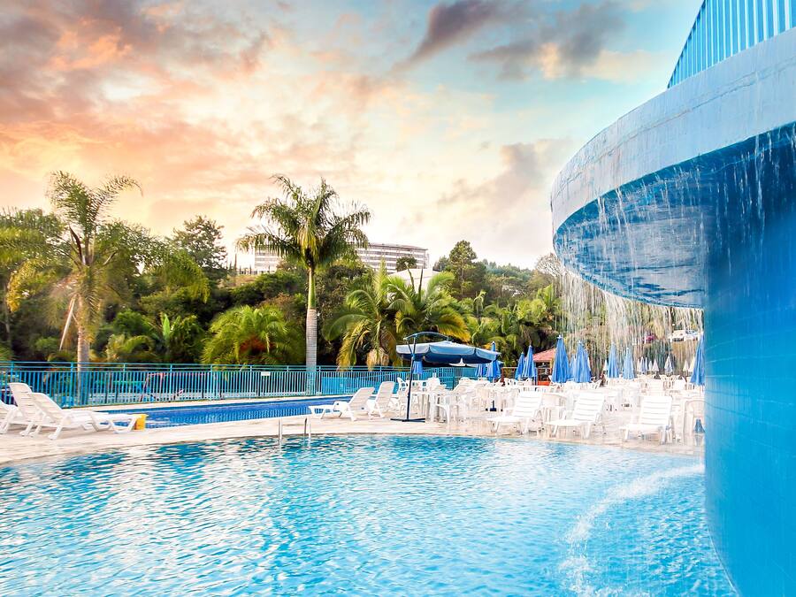 2 piscines intérieures, 5 piscines extérieures, parasols