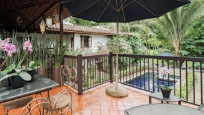 Suite de lujo | Restaurante al aire libre | Se sirven desayunos, almuerzos y cenas